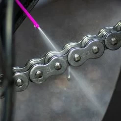 Muc-Off Wet Chain Lube Kettingspray 400ml -Winkel Voor Motorfietsonderdelen muc off chain lube wet westher 400ml 3