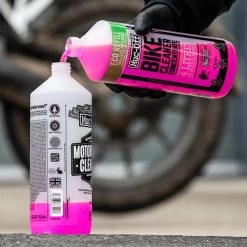Muc-Off Bike Cleaner Concentrate Motorreiniger 1L 5 Muc-Off Bike Cleaner Concentrate Motorreiniger 1L -Winkel Voor Motorfietsonderdelen muc off nano gel 1l 3